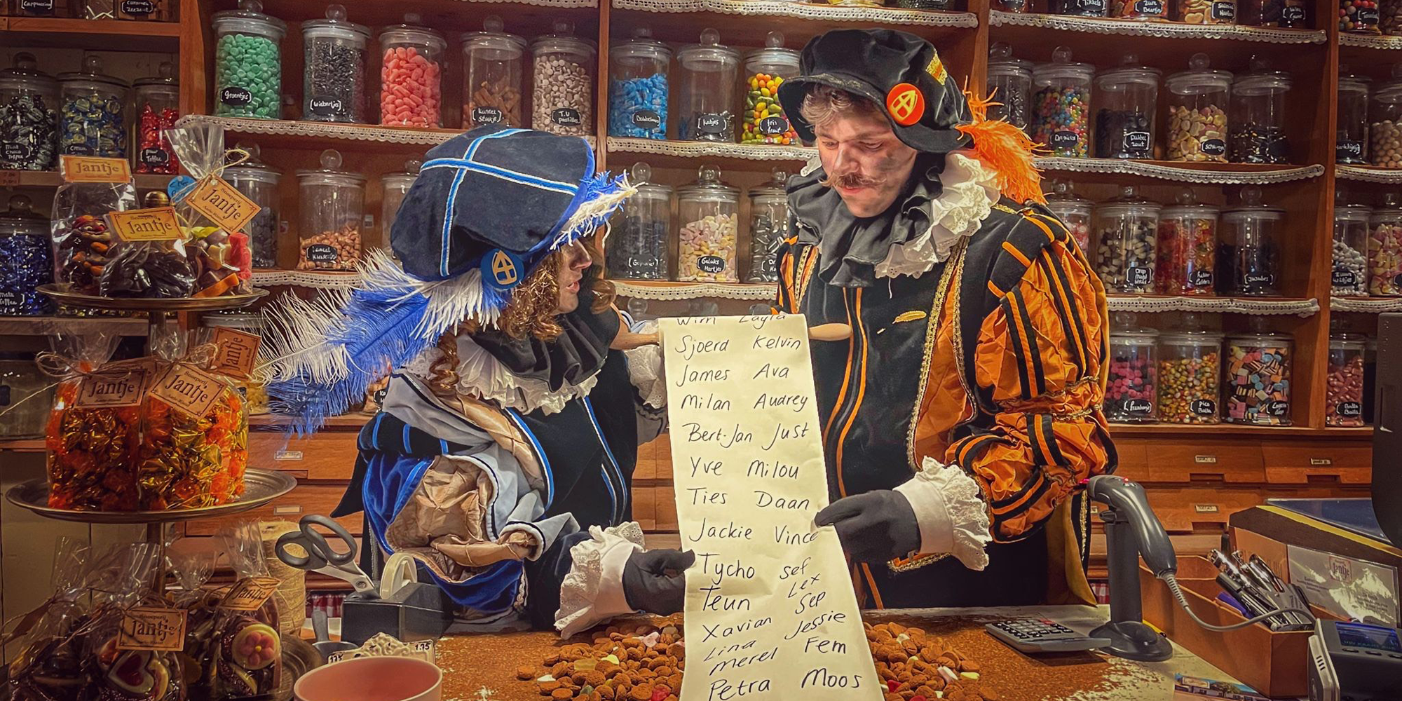 Pieten met een namenlijst van kinderen